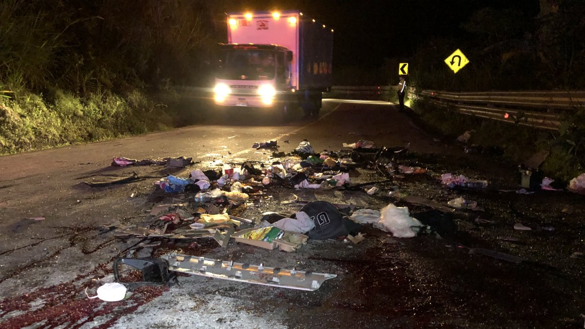Sobre la vía quedaron desperdigados parte de prendas y otros objetos de las víctimas.