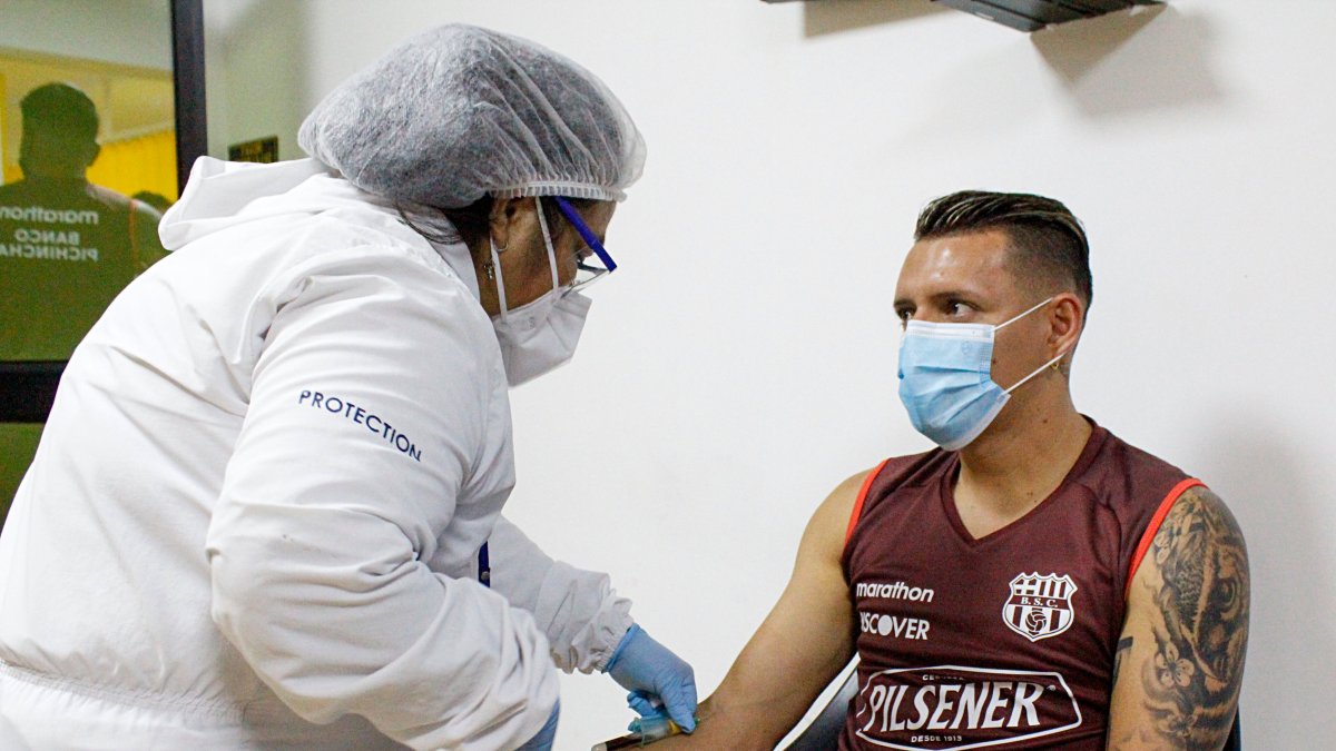 Carlos Garcés, nuevo delantero de Barcelona, mientras se somete a la prueba COVID.