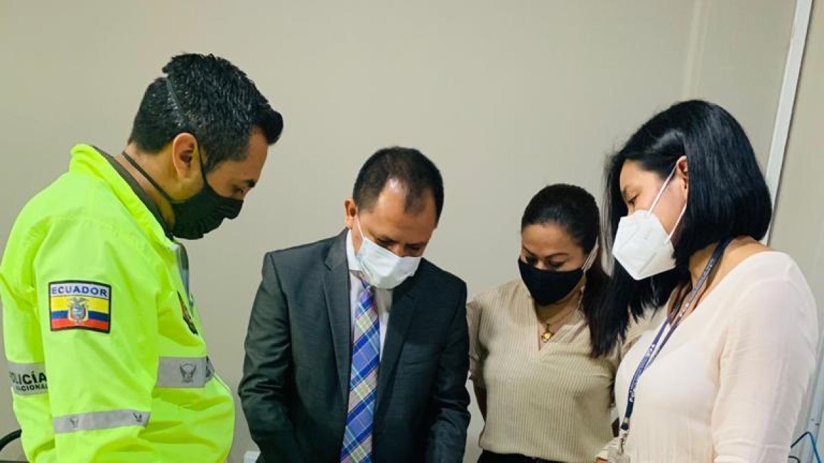 El fiscal César Suárez junto con agentes de Criminalística acudió al Teodoro Maldonado para fijar documentos.