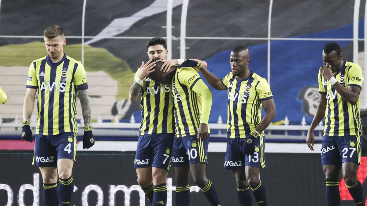 Enner Valencia (13), delantero ecuatoriano del Fenerbahçe, fue pieza clave en su conjunto.