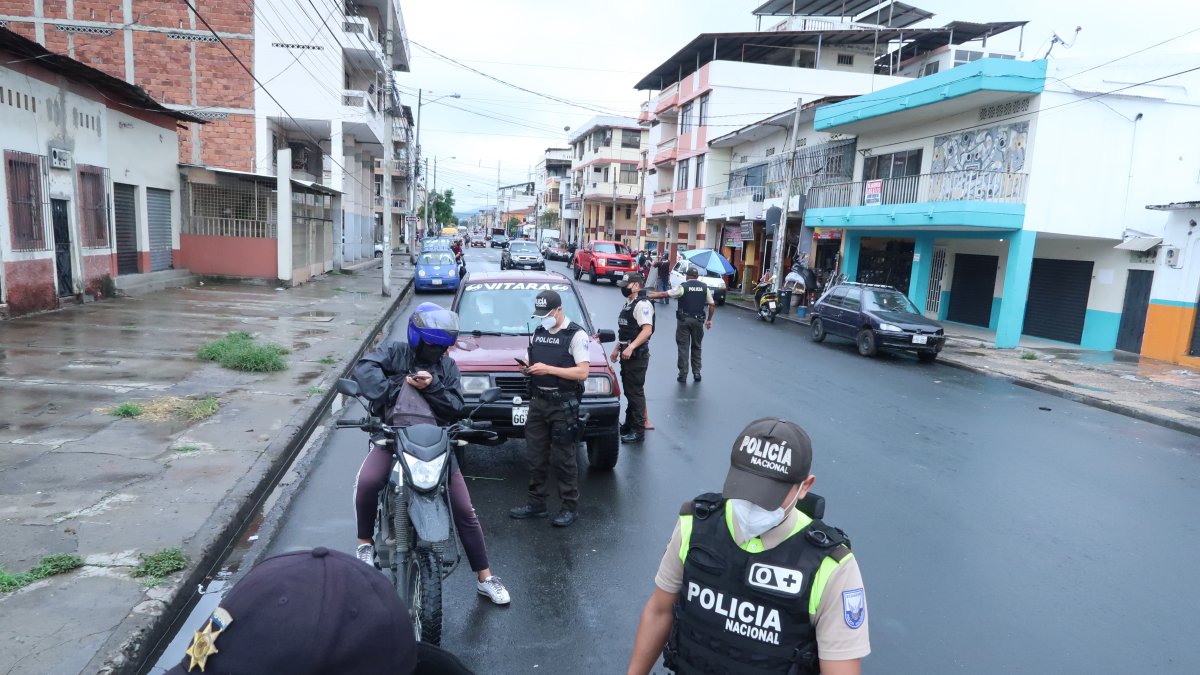 Operativo. La policía durante los controles ayer, lunes 18 de enero de 2021, realizados en la ciudad.