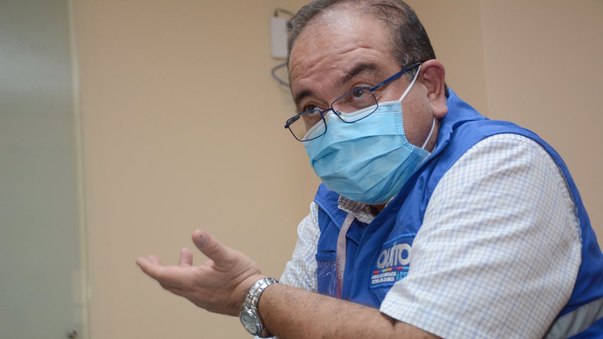 Rosero estudió Administración de Empresas en la Escuela Politécnica del Ejército. Tiene una maestría en Salud, Seguridad y Ambiente. Es director de la Agencia de Coordinación Distrital del Comercio