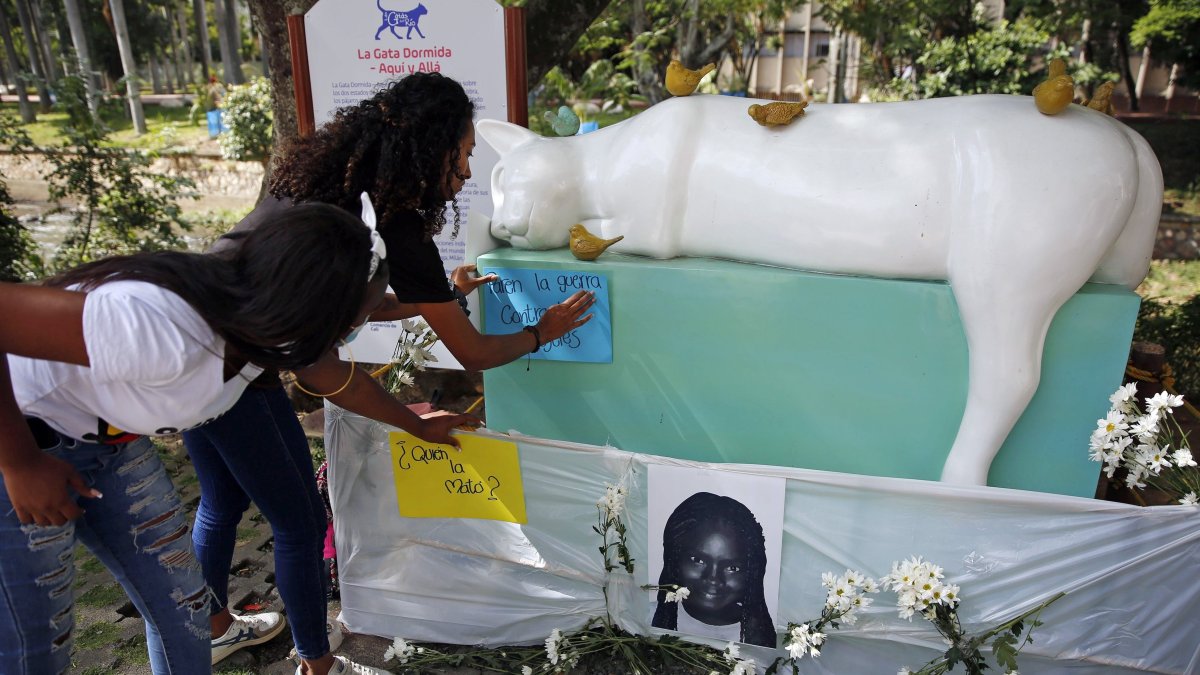 una manifestación en conmemoración de la niña Maira Alejandra Orobio, asesinada con signos de tortura y abuso sexual el pasado lunes en Guapi, departamento del Cauca (Colombia).