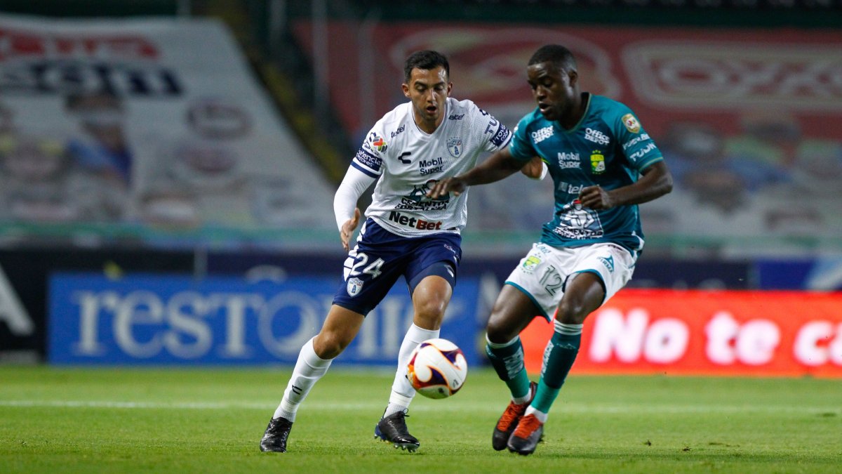 Los jugadores Joel Cambell (d) del León y Luis Chávez (i) del Pachuca, disputan el balón durante un juego del torneo Clausura 2021 del fútbol mexicano