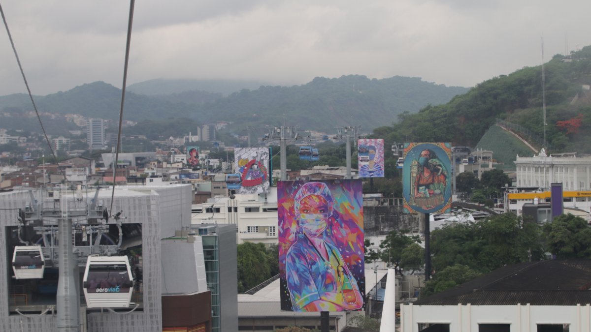 Aeroarte. La imagen es un homenaje a los profesionales sanitarios, creada por la pintora Ana Juan.

Agencia (ag-extra)