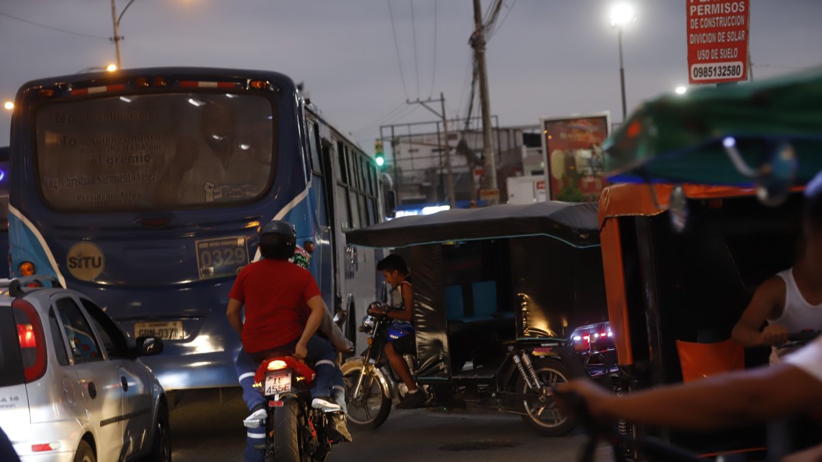 Circulación. En las denominadas horas pico, las unidades circulan por las avenidas principales, pese a la prohibición, y ocasionan embotellamientos y otros problemas en la circulación. 