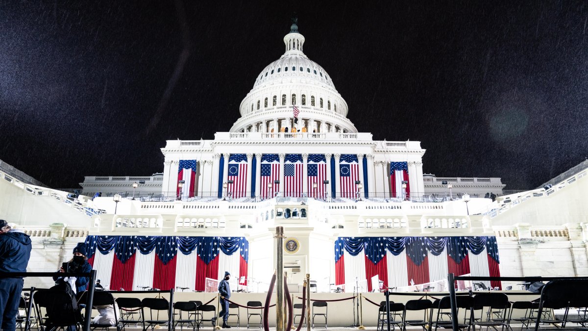 Una vista del capitolio en los preparativos antes de la posesión de Biden.