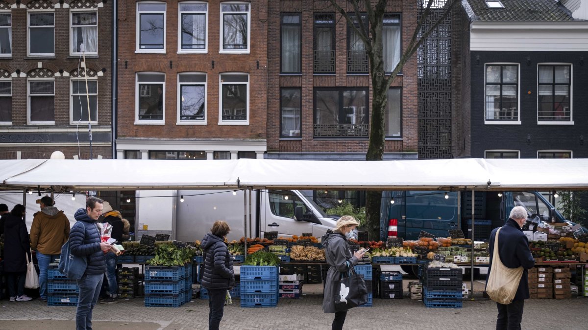 Países Bajos impondrá toque de queda y prohíbe vuelos a R. Unido y Sudamérica.