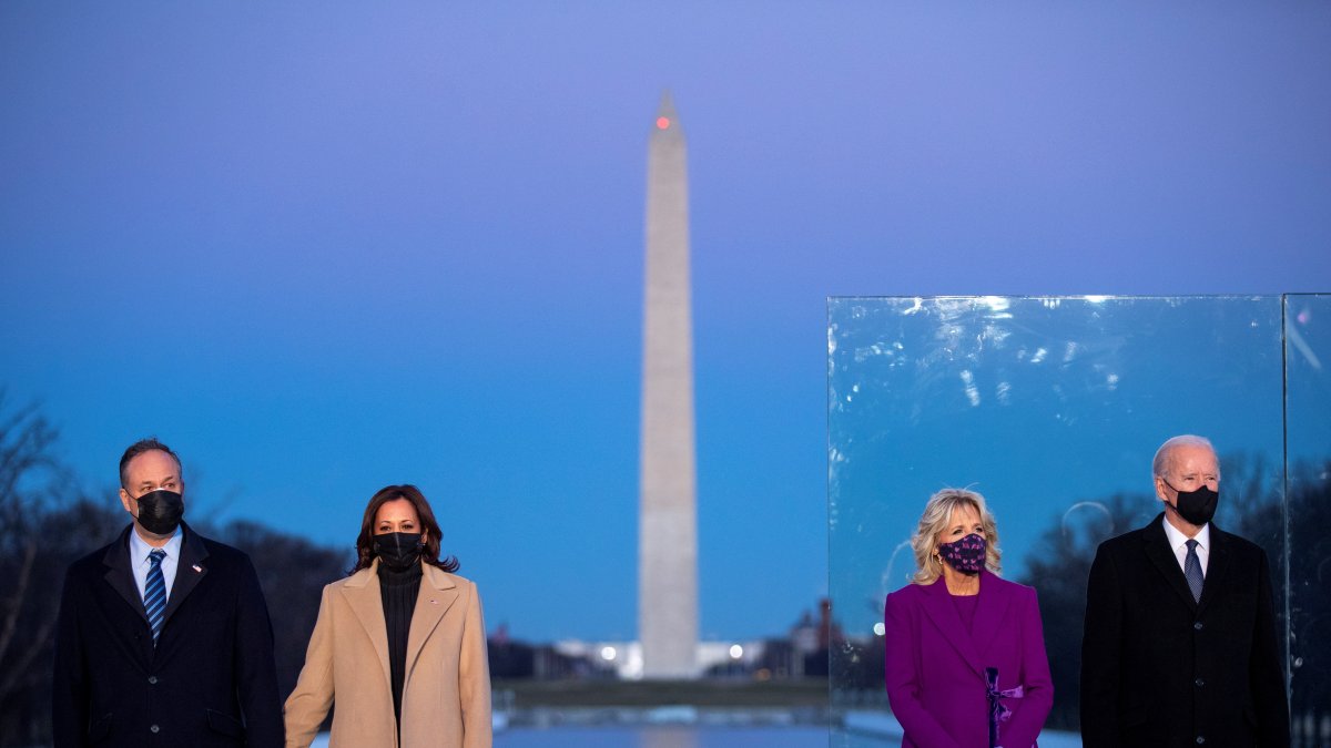 El presidente de Estados Unidos, Joe Biden (d), su esposa Jill Biden, la vicepresidenta Kamala Harris y su esposo Doug Emhoff participan de un homenaje a las víctimas de la COVID-19 en EE. UU.