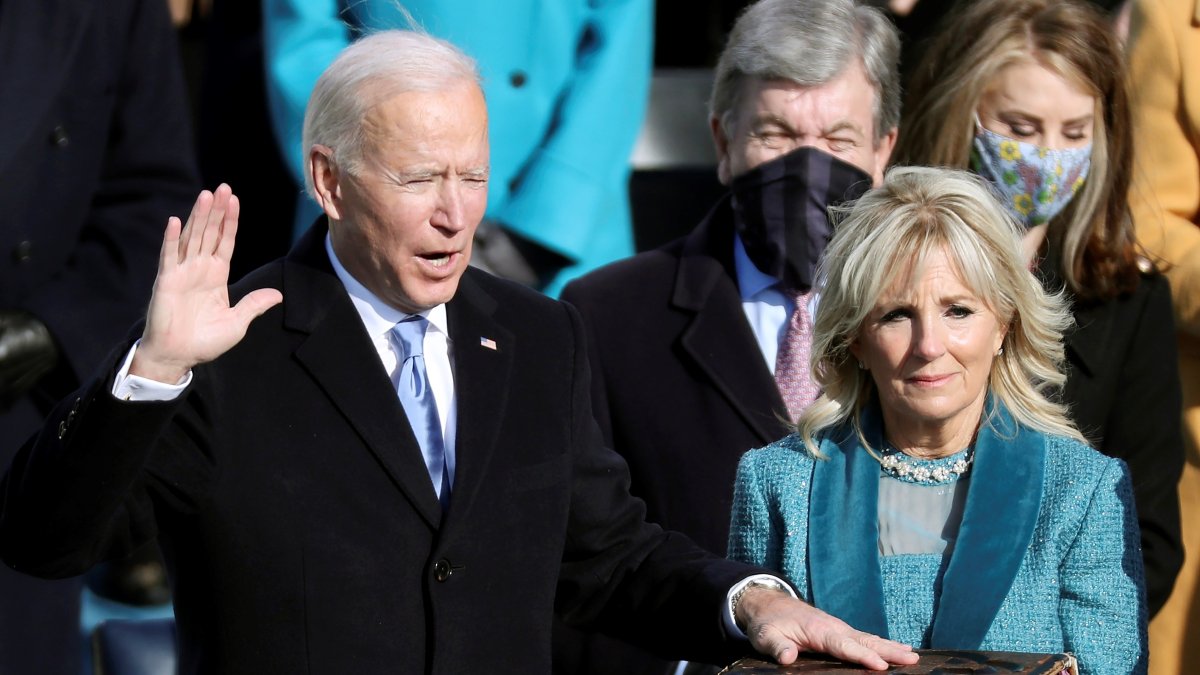Joe Biden, junto a su esposa, Jill Biden, durante su juramente como nuevo presidente de Estados Unidos.