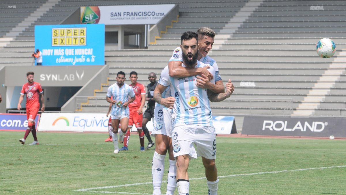 Gonzalo Mastriani (adelante) y Michael Hoyos destacaron en Guayaquil City.