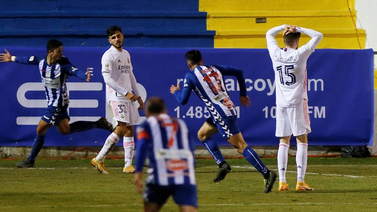 El centrocampista del Alcoyano Juanan Casanova (i) celebra su gol, segundo del equipo ante el Real Madrid,