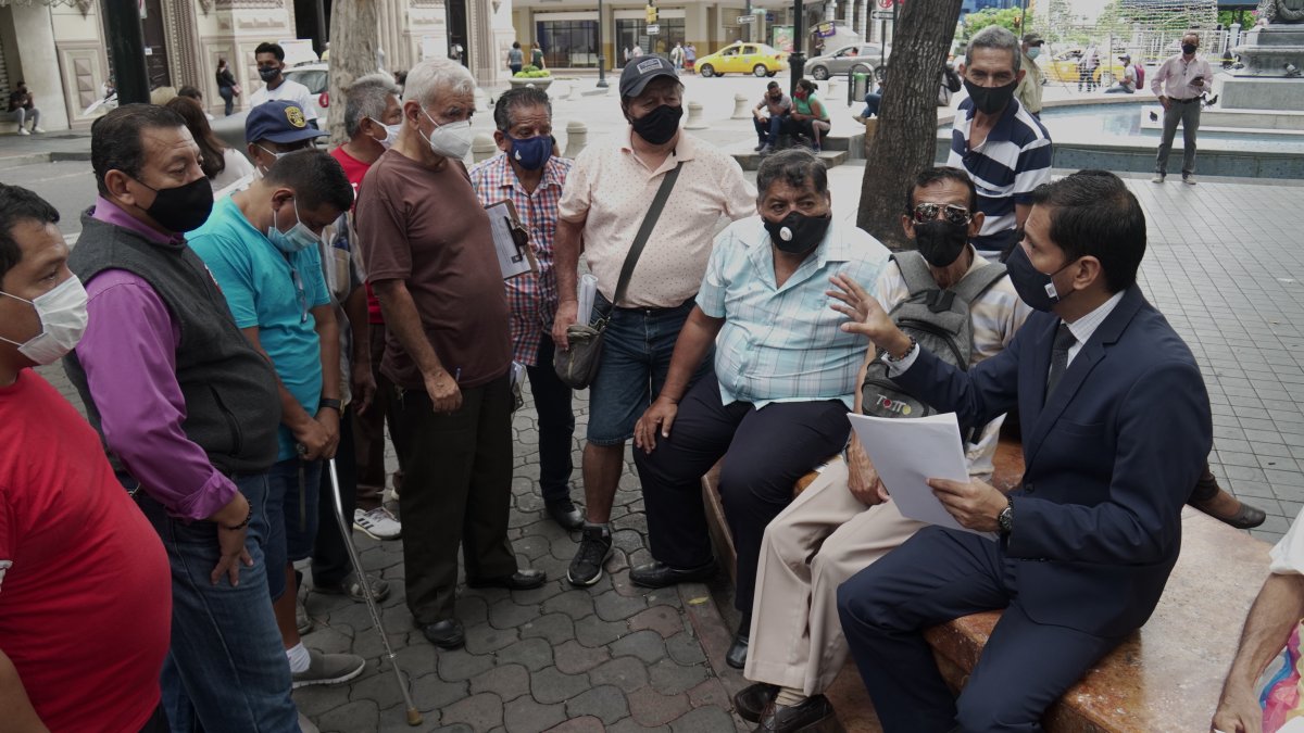 Denuncia. Un grupo alista los documentos para entrar a la Fiscalía.