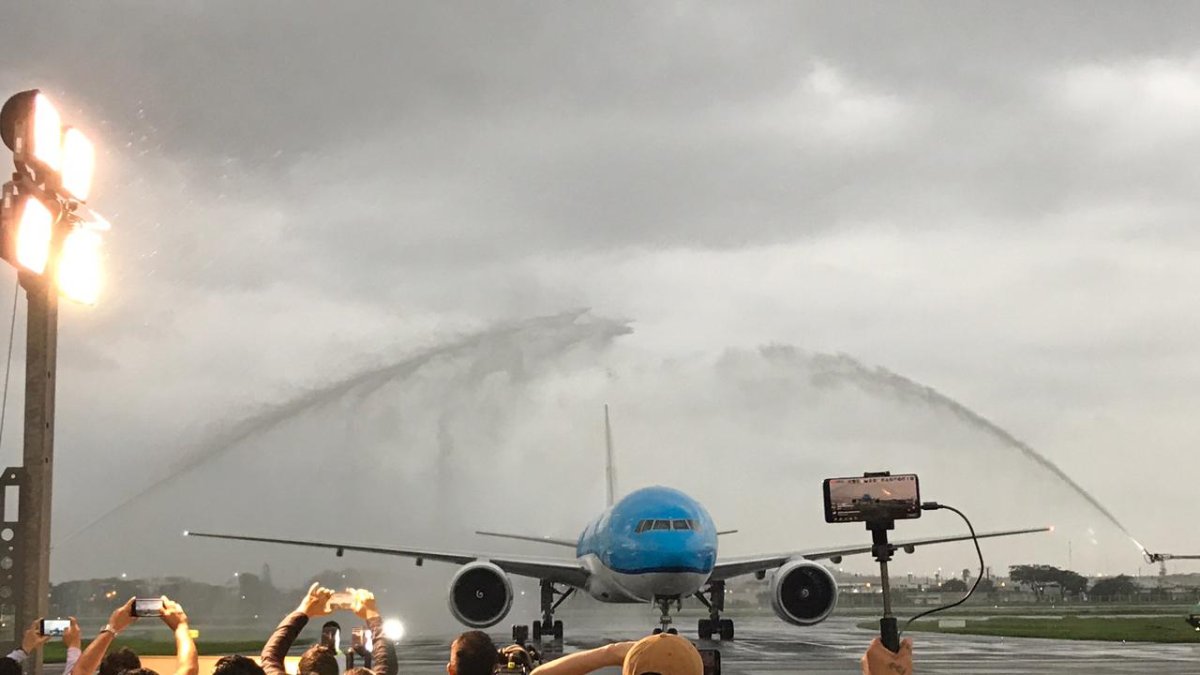 Así fue recibido el avión de KLM al llegar a Guayaquil.