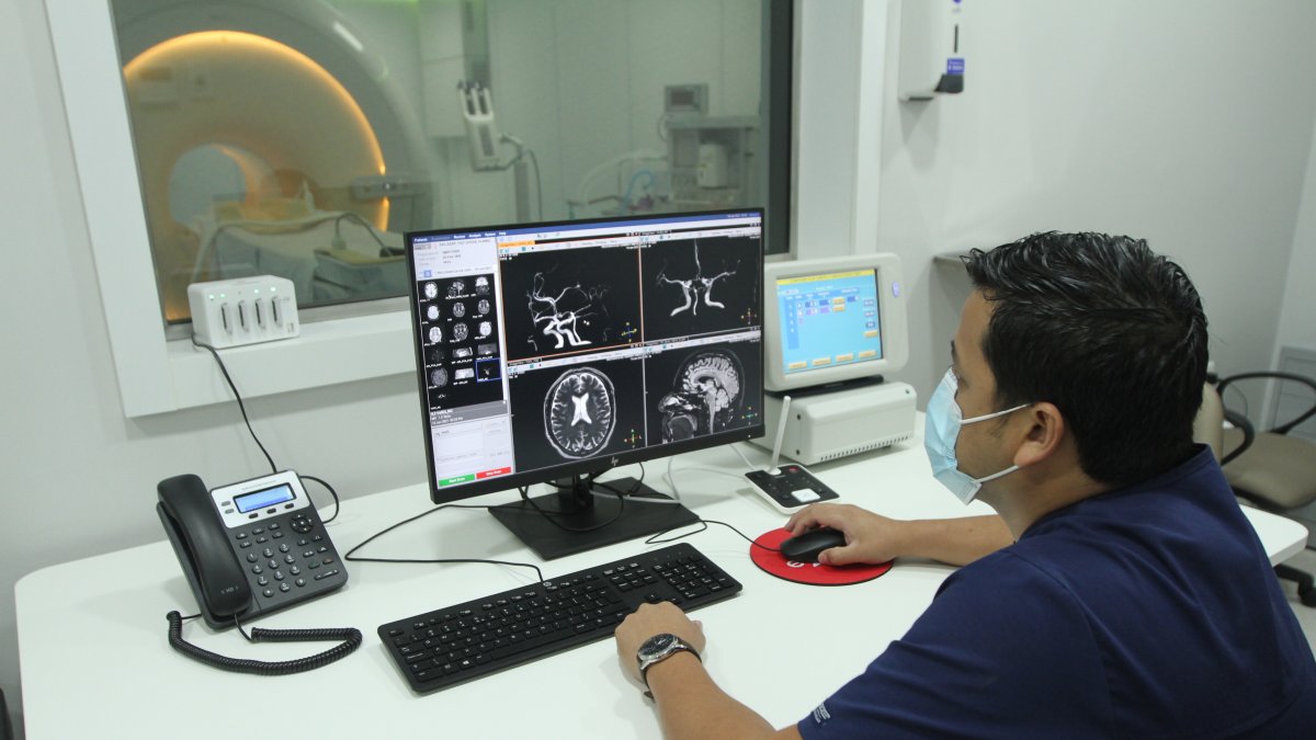 Establecimiento.Este es uno de los centros de imágenes: resonador ingenia. El centro también cuenta con cinco quirófanos para cirugías generales y dos quirófanos para parto.