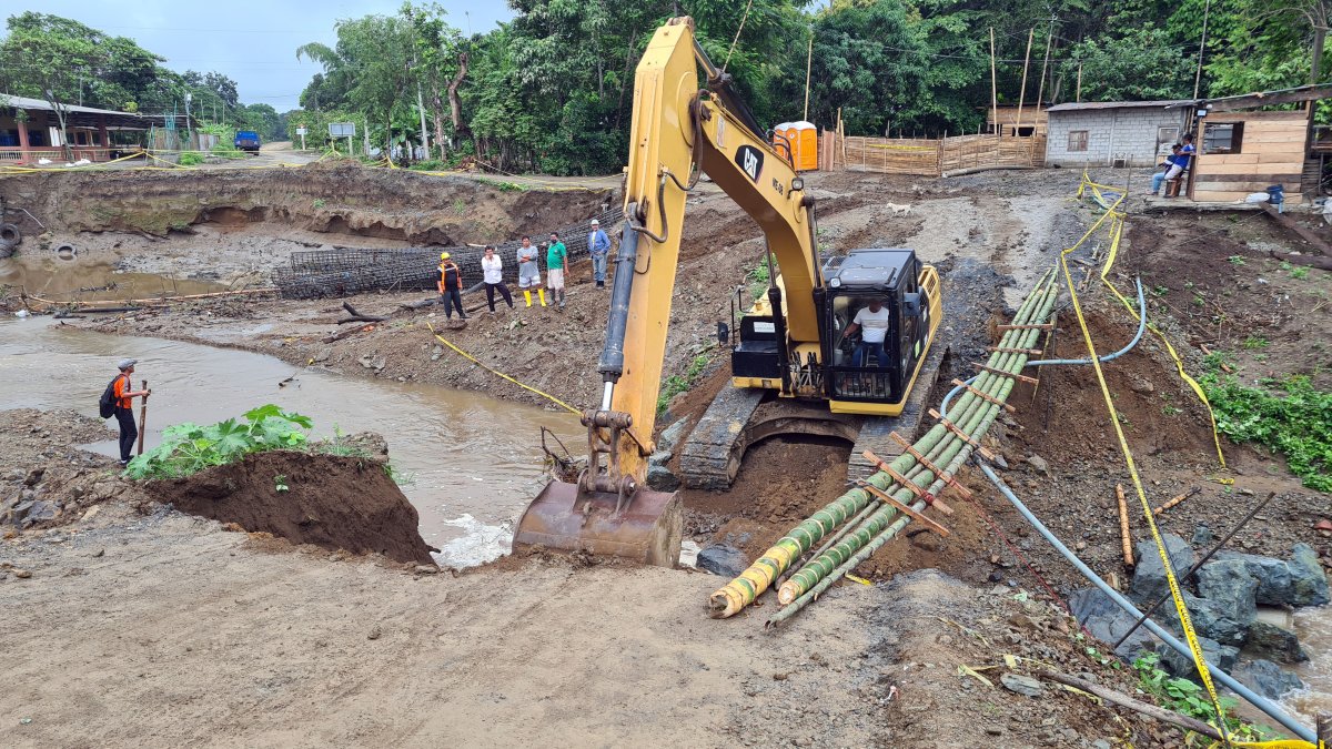 Hecho. Maquinaria de la Prefectura prevé, hasta este viernes, tener listo el paso peatonal que facilitará el paso, al menos a pie, entre los recintos.