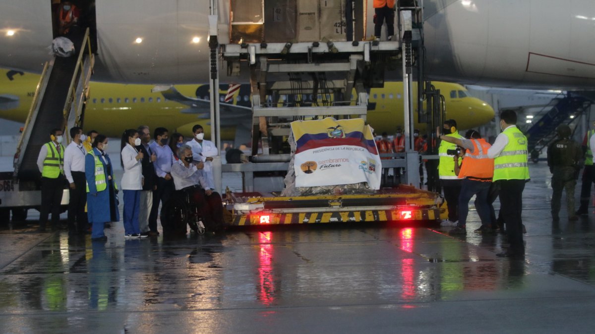 El presidente Lenín Moreno y el ministro de Salud, Juan Carlos Zevallos, recibieron las vacunas en Guayaquil.