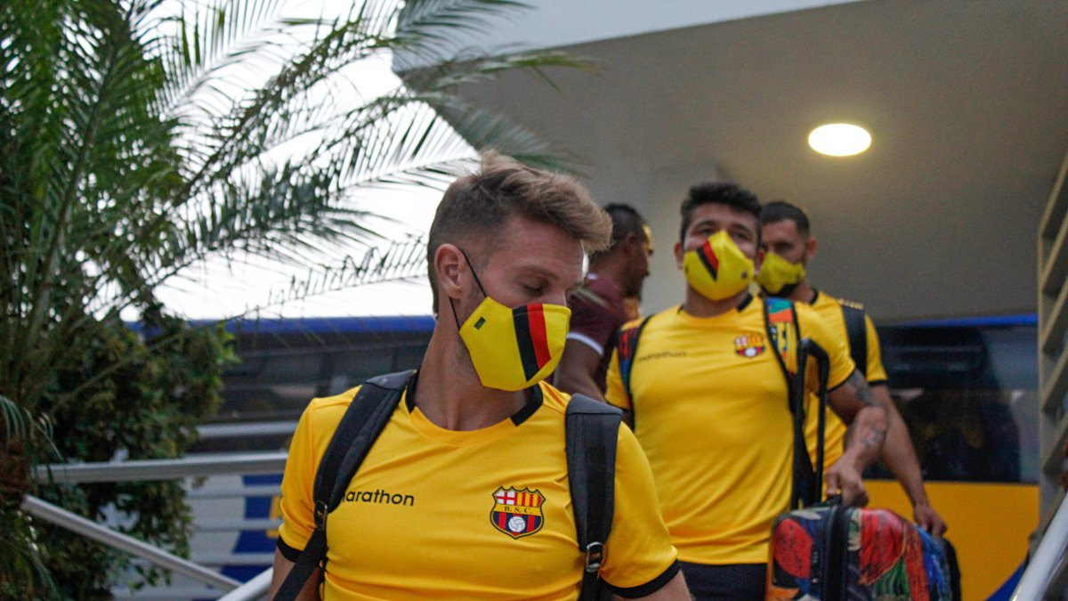 Javier Burrai y Mario Pineida llegando al sitio de concentración torera en suelo manabita.