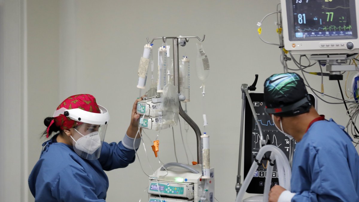 Personal médico atiende a un enfermo en una unidad de cuidado intensivo NO COVID del Hospital El Tunal, el 17 de enero de 2021 de en Bogotá (Colombia).