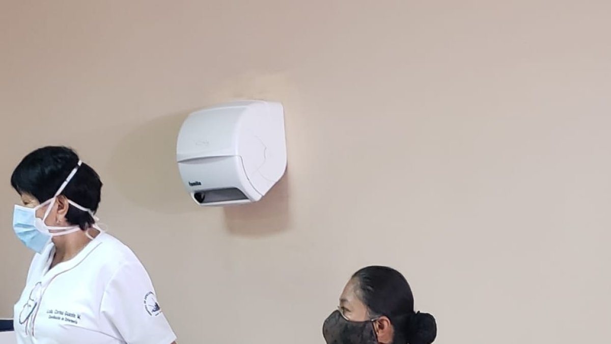 Vacunas. Jeaneth Domínguez del hospital Militar fue la primera en ser vacunada.