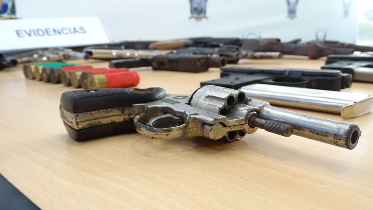 Parte de las armas de fuego y municiones que se encontraron en una casa, en Durán.