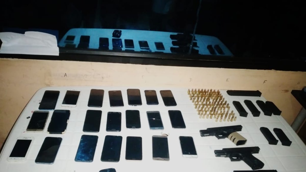En la foto los celulares y armas de fuego que se encontraron al interior de la penitenciaría del Litoral.
