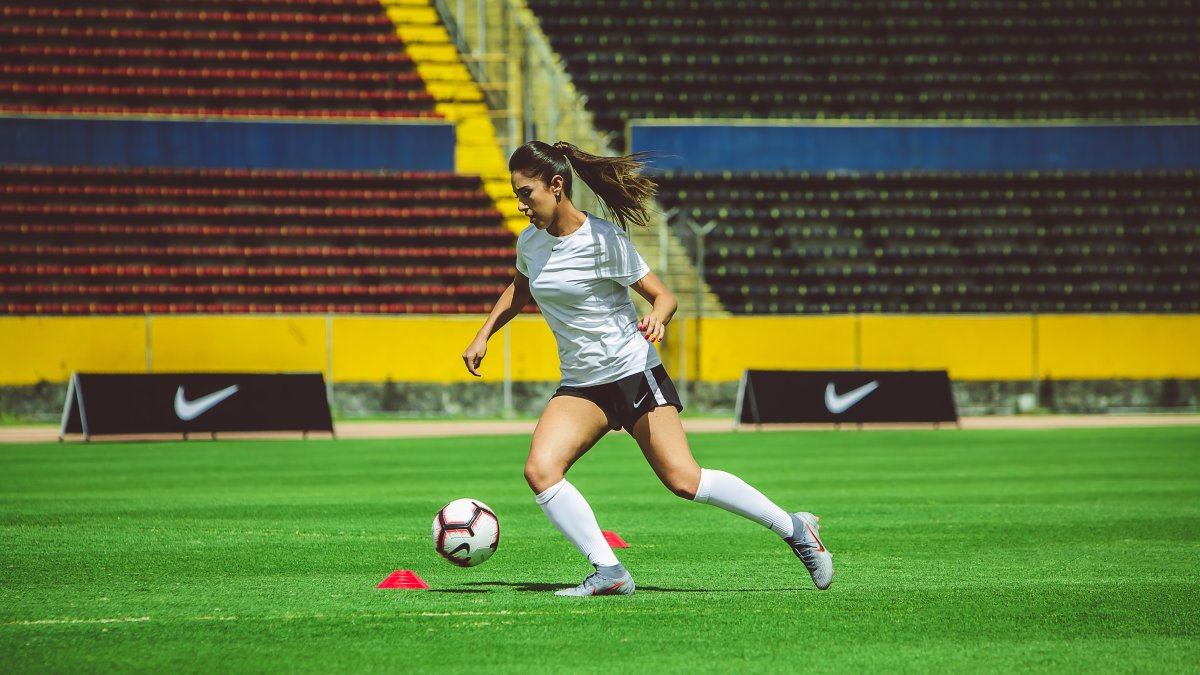 Fernanda Vásconez, destreza y agilidad en la cancha de fútbol.