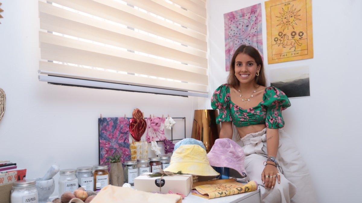 Sandy Correa emprende con marca de prendas sostenibles con teñido natural.