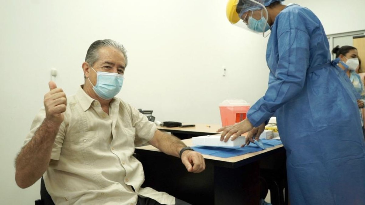 El ministro de Salud, al momento de recibir la vacuna contra la COVID-19.