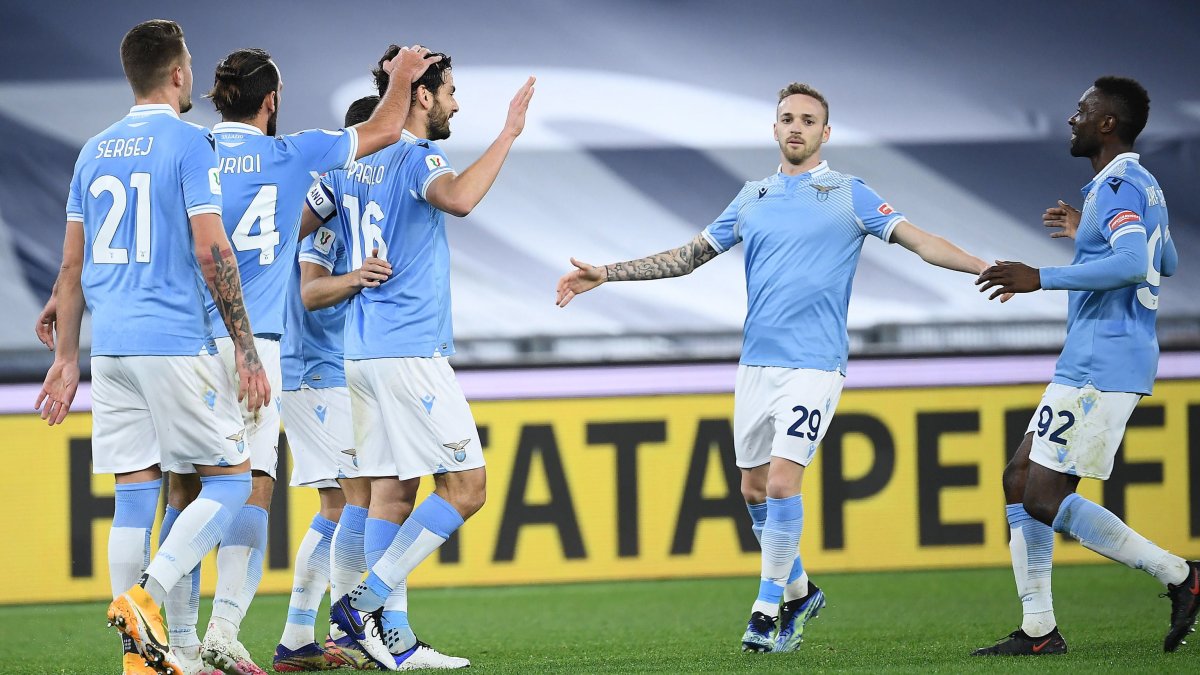 Marco Parolo (c) celebra con sus compañeros el primer gol del partido.