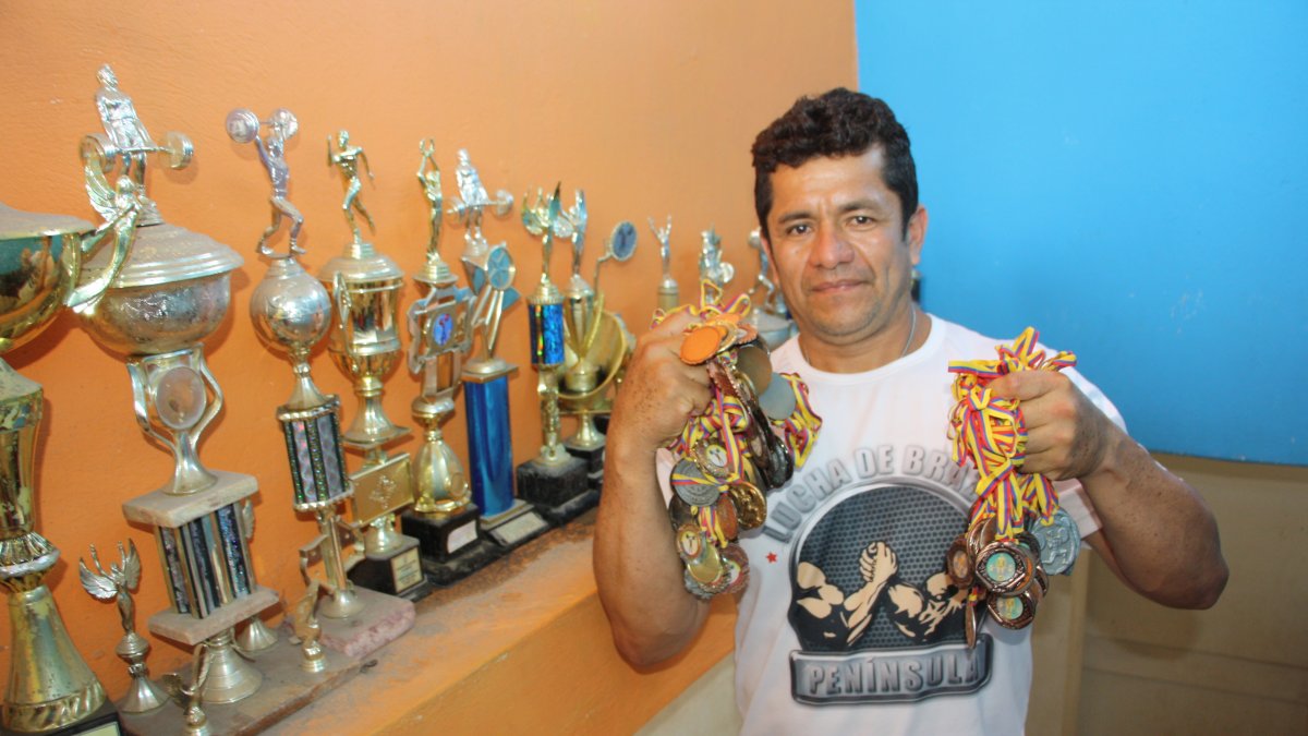 Galardones. Víctor Plúa, quien fue varias veces campeón nacional de pesas, muestra las medallas y trofeos alcanzados durante su carrera deportiva.
