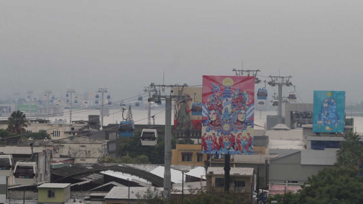 Aeroarte. Tres de los 14 cuadros de artistas extranjeros y nacionales que se pueden ver desde la aerovía.