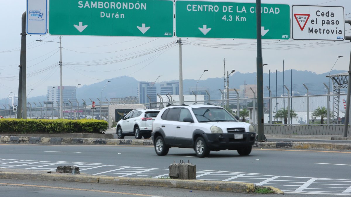 Benjamín Rosales. En el parterre apenas han dejado la base de una luminaria.