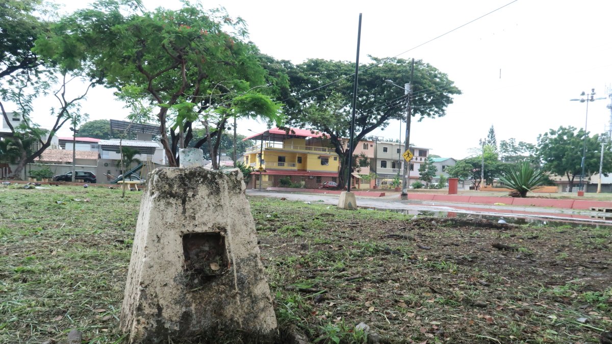 Algunos de los parques de la ciudadela Guayacanes permanecen en ese estado, apenas con las bases de las luminarias.