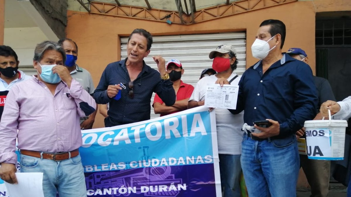 En este momento en Durán, decenas de ciudadanos están realizando un plantón.