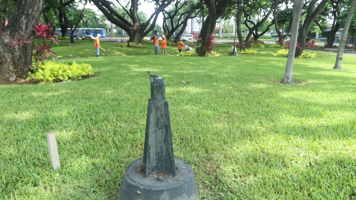 Hecho. Los vándalos se llevan las piezas o hasta la luminaria completa.
