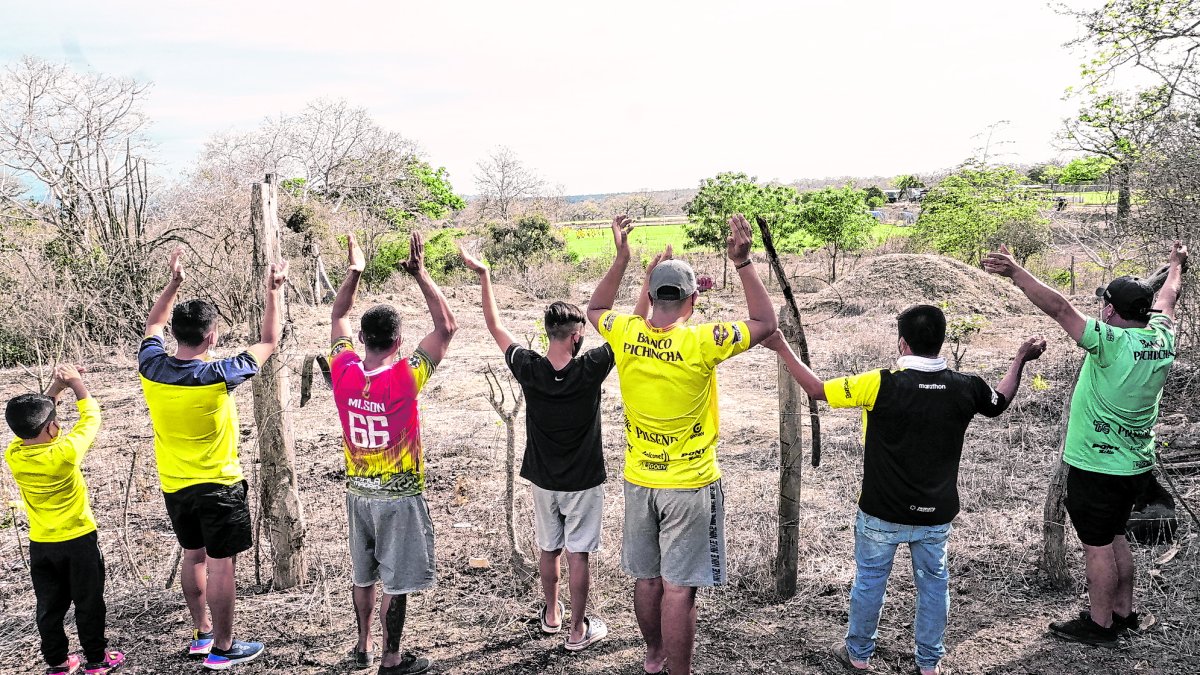 Los hinchas alentaron durante la práctica de Barcelona con canciones típicas de la barra. Lo hicieron desde lejos por todas las medidas de seguridad.