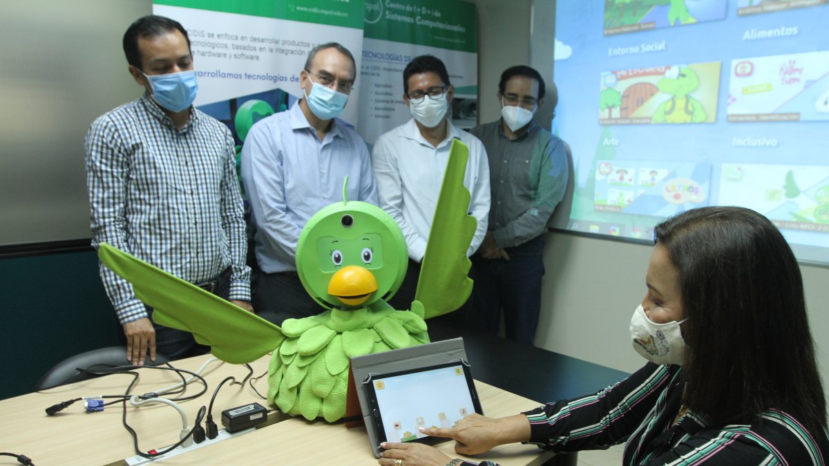 El grupo de docentes de la Escuela Superior Politécnica del Litoral (Espol) da a conocer cómo funciona el robot Loly y los beneficios que ofrece en la educación de los niños.