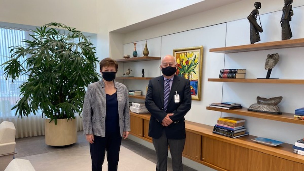 La directora del FMI, Kristalina Georgieva, con el ministro de Economía y Finanzas, Mauricio Pozo, en su último encuentro en Washington.