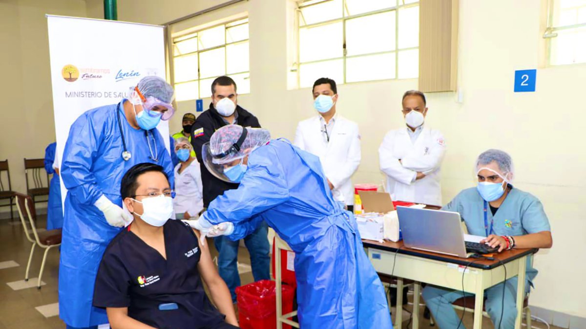 Cuenca. Pablo Bolaños, médico internista del hospital Vicente Corral Moscoso de Salud, fue el primer vacunado.
