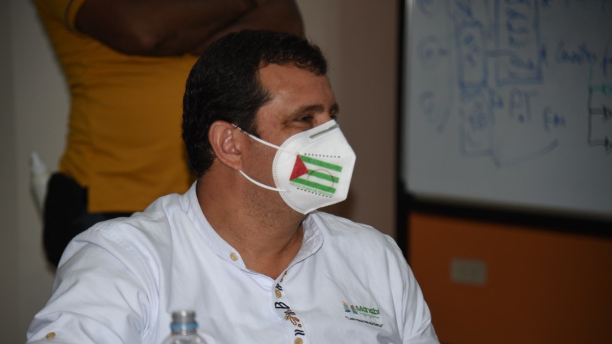 El prefecto de Manabí, Leonardo Orlando, antes de la rueda de prensa.