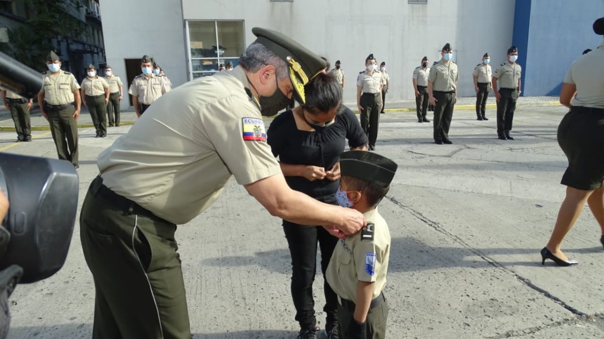 Instante en el que Moisés es condecorado por las máximas autoridades.