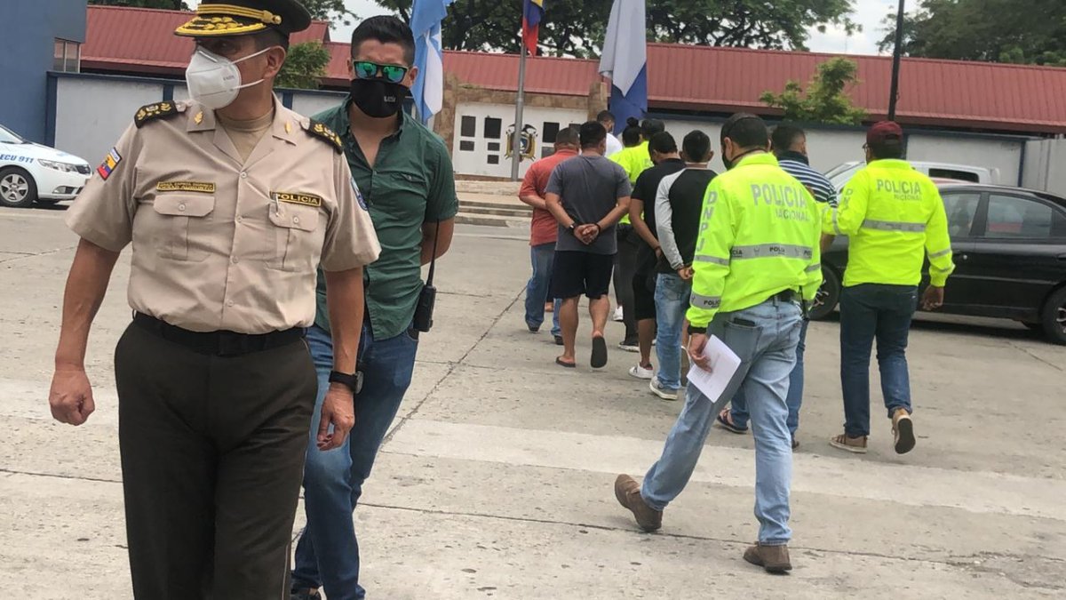 Al fondo las siete personas que fueron detenidas tras asaltar a comerciantes asiáticos.