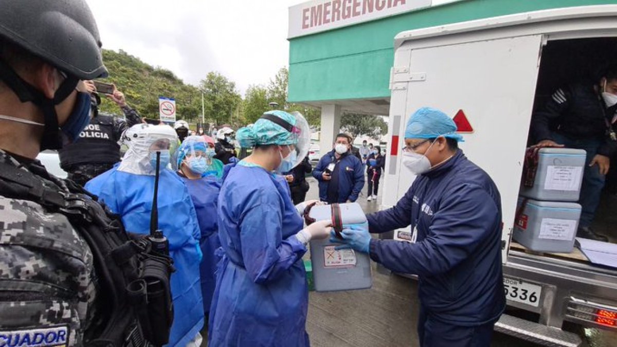 Los hospitales del IESS en cuatro ciudades han recibido las vacunas contra la COVID-19.