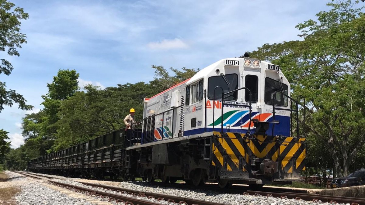 Inversión. El Gobierno de Colombia reactivó en 2018 la ruta férrea La Dorada-Santa Martha para transportar sacos de café para su exportación.