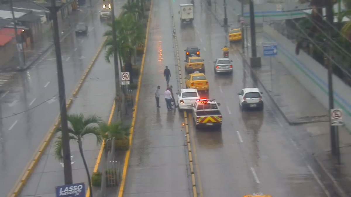 En Guayaquil llovió desde las 22:00 y eso ayudó a que no se sintiera la ceniza del Sangay.