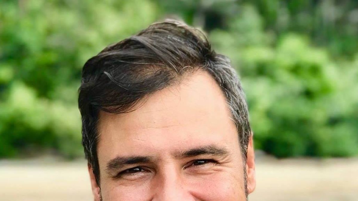 Nació en 1980 en Palma de Mallorca. Es licenciado en Humanidades y tiene un máster en Periodismo. Sus crónicas y fotografías han sido publicadas en National Geographic, SoHo, Mundo Diners y El País.