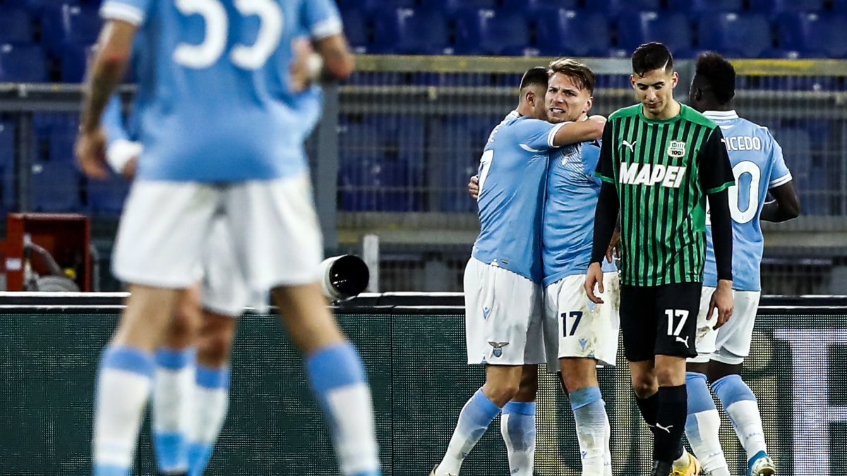 Ciro Immobile (17) es felicitado por sus compañeros tras marcar el gol de la victoria.