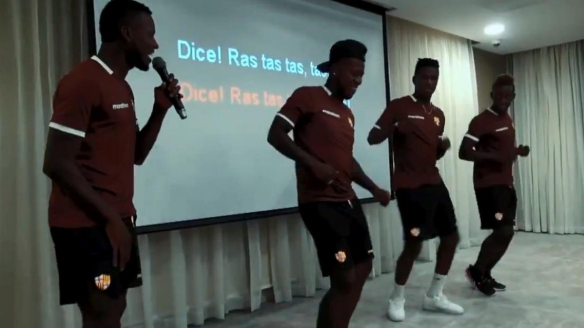 Los refuerzos de Barcelona cantando y bailando en un salón de la concentración.