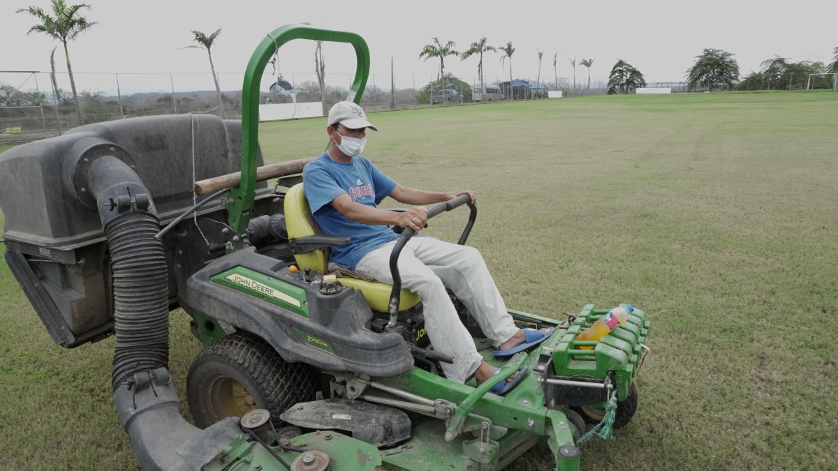 Joselo Góngora tiene el césped de las canchas del Complejo de Galácticos como lo ha pedido el técnico Fabián Bustos.